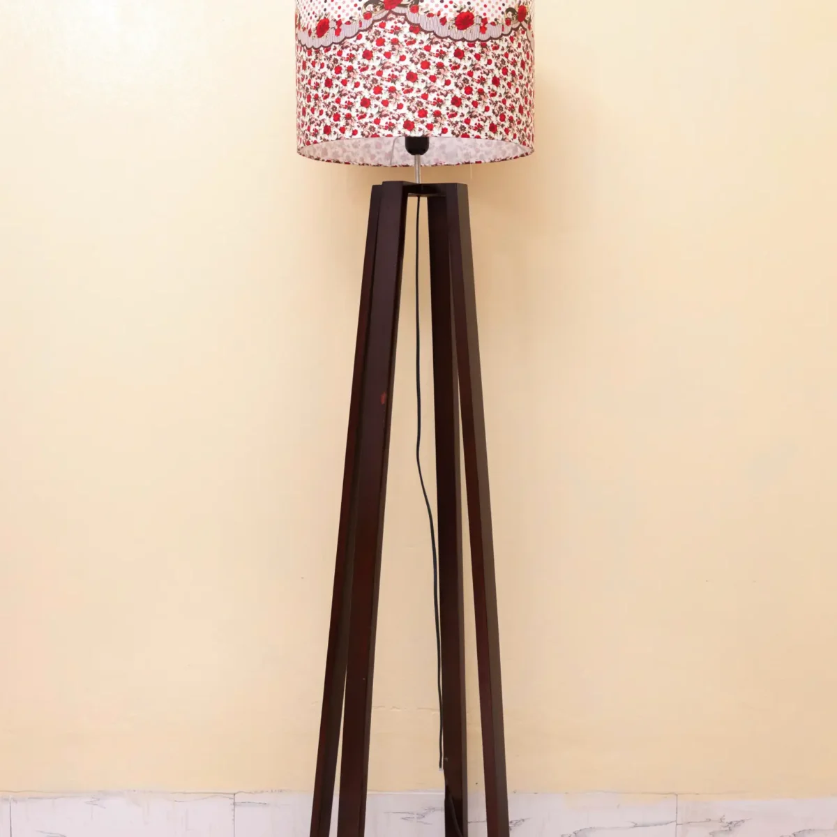 Classic Metal Tripod Stand Lamp