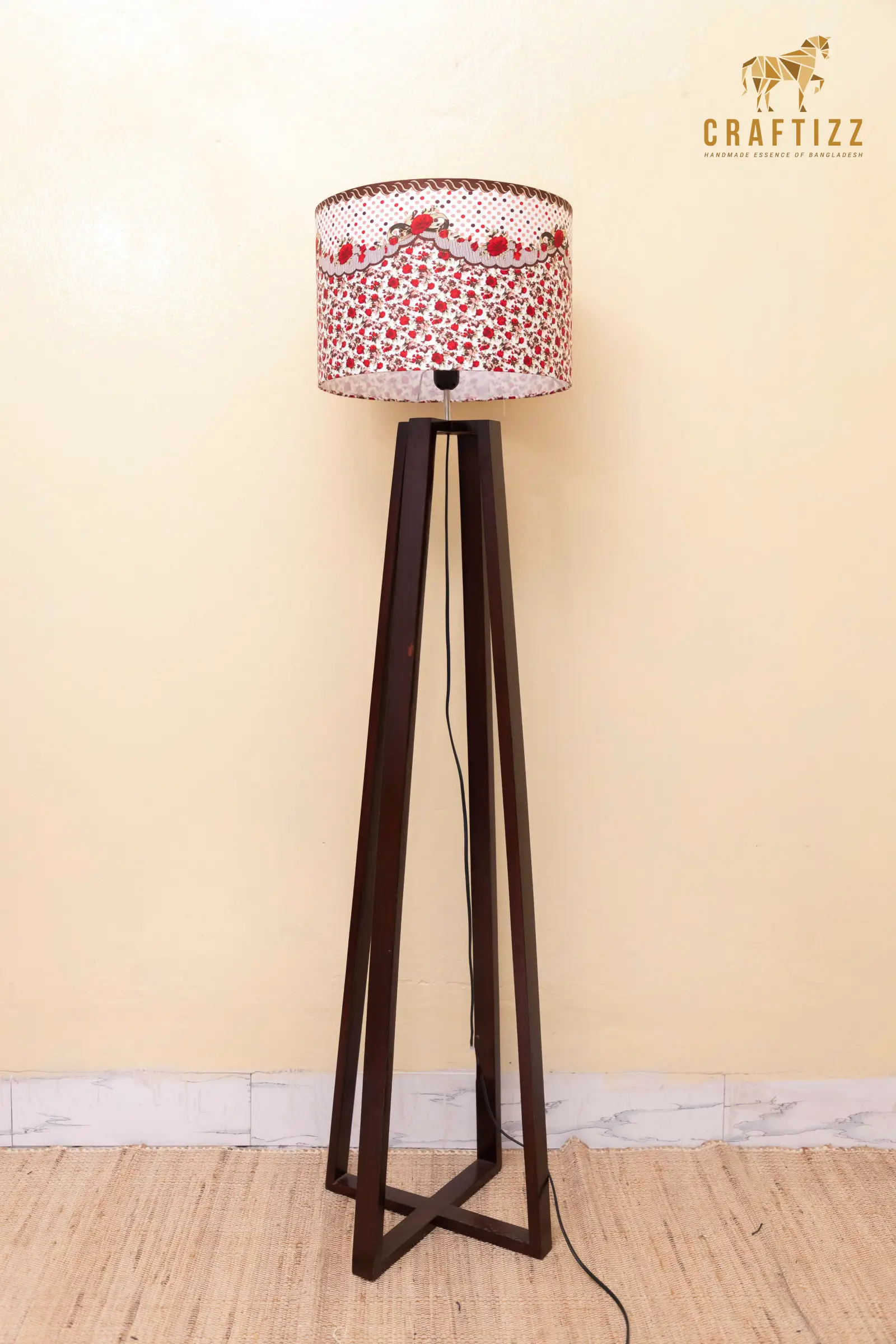 Classic Metal Tripod Stand Lamp